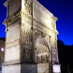La Lampada di Iside, incanto di luce sotto l'Obelisco